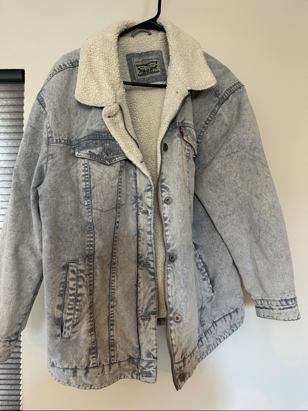 Levi's Acid-Wash Sherpa Denim Jacket in Faded Gray and Cream - Picture 3 of 5